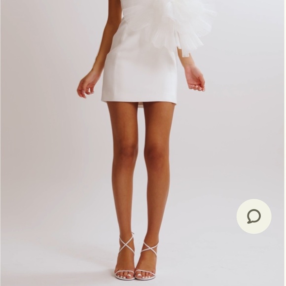 Elegant White Strapless Dress - Picture 2 of 8